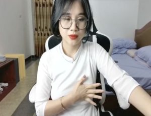 Anna Gấu thủ dâm để kiếm tiền trang trải cuộc sống
