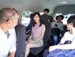 Một mình em nữ nhân viên cân cả công ty trong chuyến nghỉ dưỡng